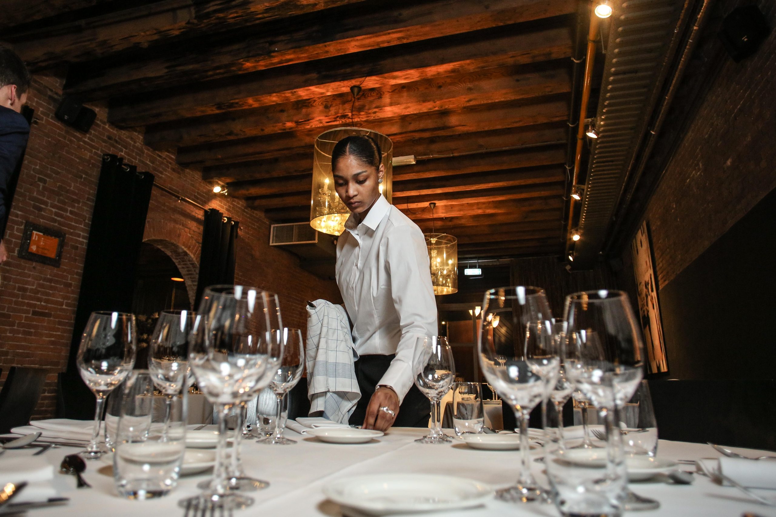 Idora bedienend tafel